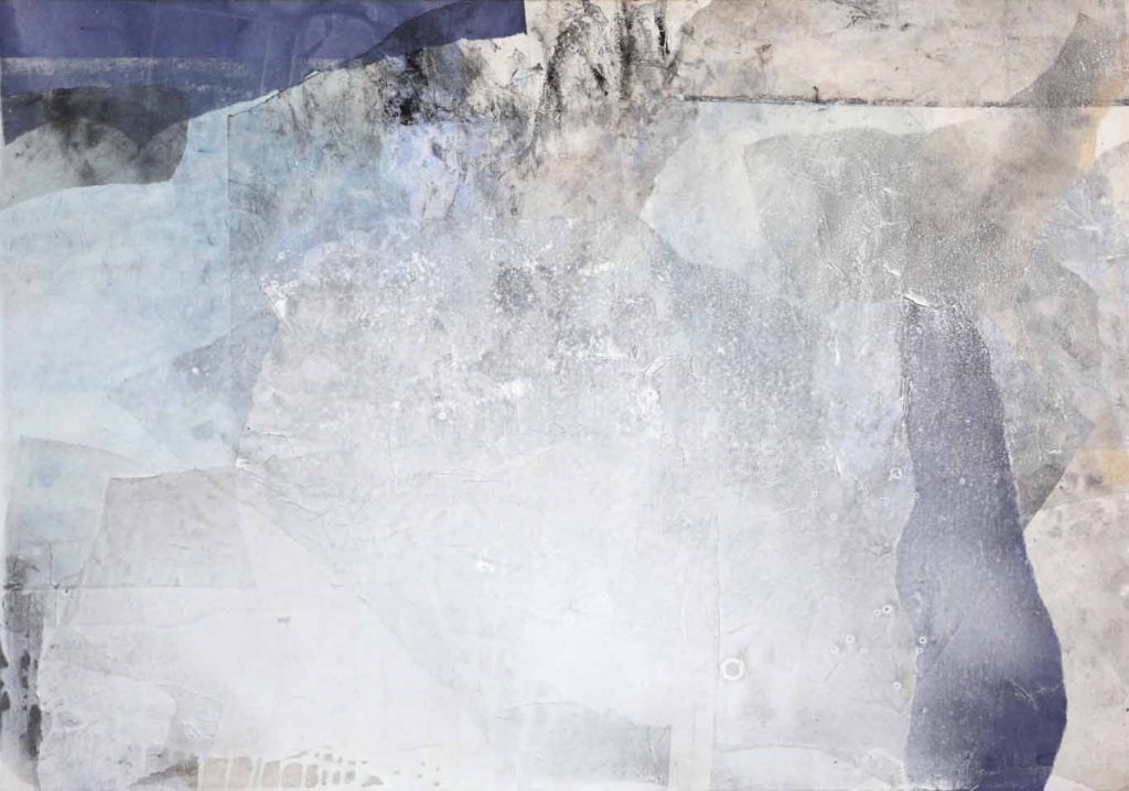 Abstrakte Collage aus Chinapapier und Pigmenten in Blau-, Grau-, Sand- und Weißtönen im mittleren Format