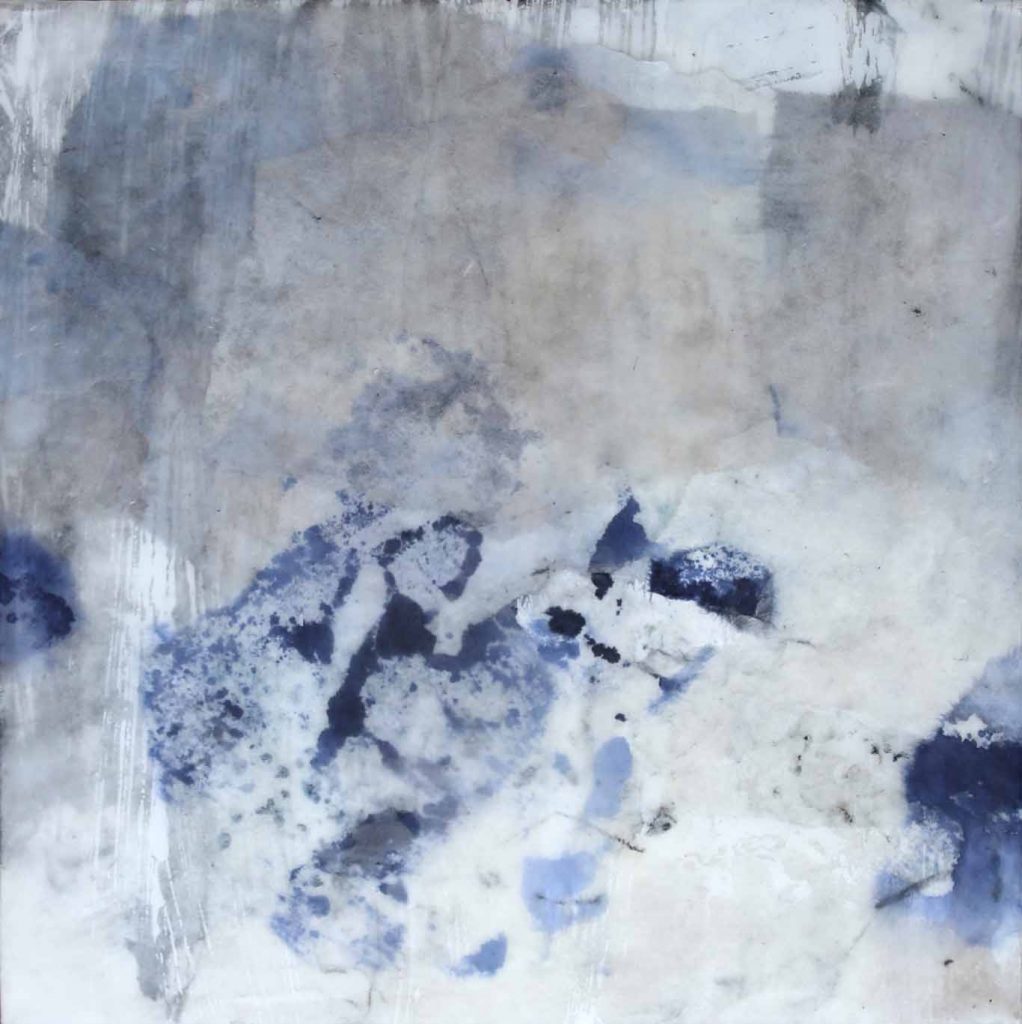 Abstrakte Collage aus blau und grau gefärbten Chinapapieren unter Wachs im kleinen Format