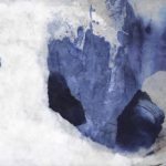 Abstrakte Collage aus Chinapapieren unter Wachs in Blau-, Beige- und Grautönen im kleinen Format