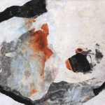 Abstrakte Collage aus Chinapapieren in Erdtönen und Kohle im mittleren Format