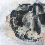 Abstrakte Collage aus Chinapapier unter Wachs in Grau-, Blau- und Sandtönen im mittleren Format