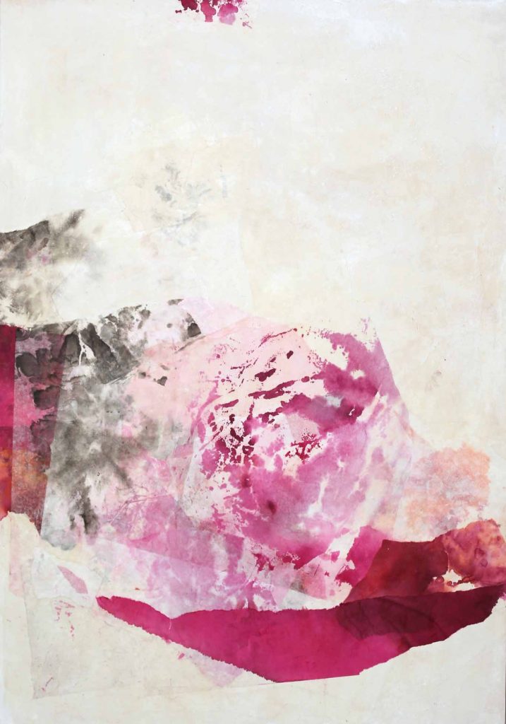Abstrakte Collage aus in rosa, grau und magenta gefärbten Chinapapieren im mittleren Format