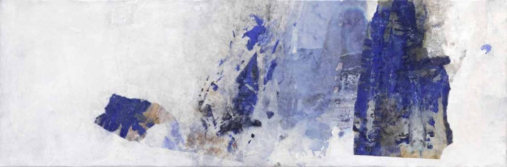 Abstrakte Collage aus in blau, grau, schwarz und braun gefärbten Chinapapieren im Panoramaformat