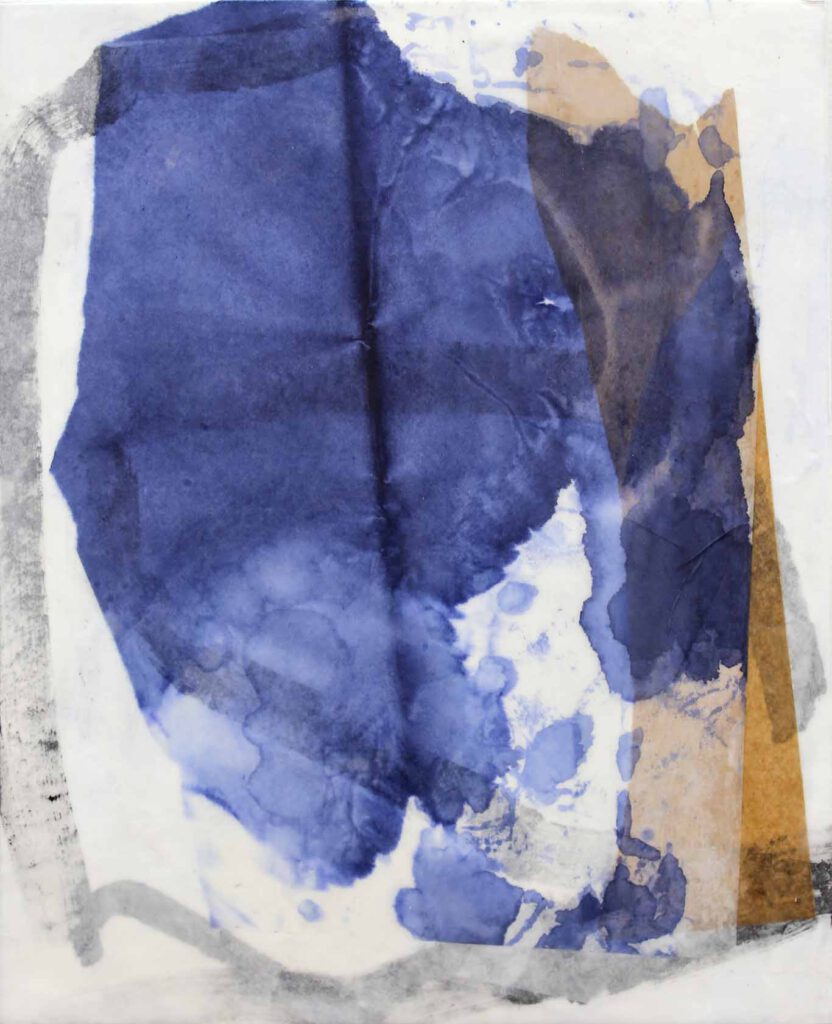 abstrakte Kunstwerke in kleinerem Format aus Chinapapier und Wachs in Blautönen