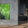 zeitgenössisches abstraktes Gemälde grün auf grauer Wand