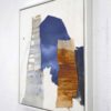 abstraktes blaues Bild auf Holz mit Papier und Rost