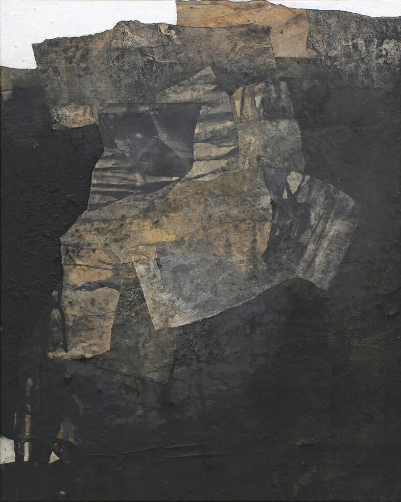 abstrakte schwarze Bilder mit Kaffee und Papier