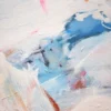 Detailaufnahme der zarten Rot- und Blauakzente vor cremeweißem Untergrund im Originalgemälde "Segel setzen"