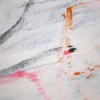 Detailaufnahme der zarten Pink- und Blauakzente vor cremeweißem Untergrund im Originalgemälde "Segel setzen"