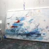 Großformatiges abstraktes Acrylbild "Segel setzen" im Querformat, an die Atelierwand angelehnt – abstrakte Originalgemälde kaufen