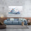 Großformatiges Originalgemälde "Segel setzen" an einer Betonwand über einem hellblauen Sofa – abstrakte Originalkunst München kaufen