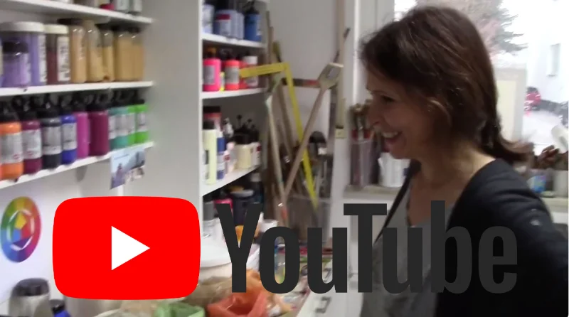 Künstlerin Katja Gramann bei der Arbeit an ihrer abstrakten Werkserie der grünen "Hoffnungsträger" im Atelier in Gräfelfing, gefilmt von Galerist Matt Frock.