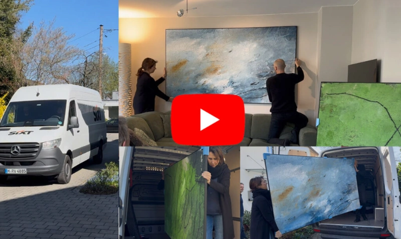Künstlerin Katja Gramann liefert abstrakte Mixed-Media-Bilder, Acrylbilder und Collagen im Transporter an und hängt sie unverbindlich zur Probe im Raum des Kunden auf.