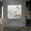 Quadratisches abstraktes handgemaltes Originalkunstwerk von Katja Gramann an grauer Betonwand in stilvoller Loft-Lounge mit Bar