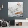 Abstraktes Mixed-Media-Gemälde „Neubeginn Nr. 2" an dunkelgrauer Wand über weißem Sideboard
