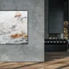 Quadratisches Gemälde „Neubeginn Nr. 2" von Katja Gramann an heller Betonwand in Loft-Wohnraum mit Bar