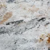 Detailaufnahme feiner schwarzer Farbeinschlüsse auf weißem und rostfarbenem Grund im Gemälde „Neubeginn Nr. 2"