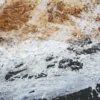 Detailaufnahme aus „Neubeginn Nr. 2" mit Übergang von Rost und Weiß zum verankernden Schwarz