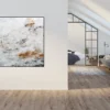 Quadratisches originalgemälde in Mischtechnik an heller Wand in lichtdurchflutetem Loft-Wohnraum mit Dachschräge