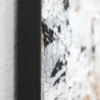 Nahaufnahme der Rahmenkante des schwarzen Rahmens am Gemälde „Neubeginn Nr. 2"