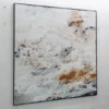 Seitliche Ansicht von links auf das gerahmte Gemälde „Neubeginn Nr. 2" an weißer Wand