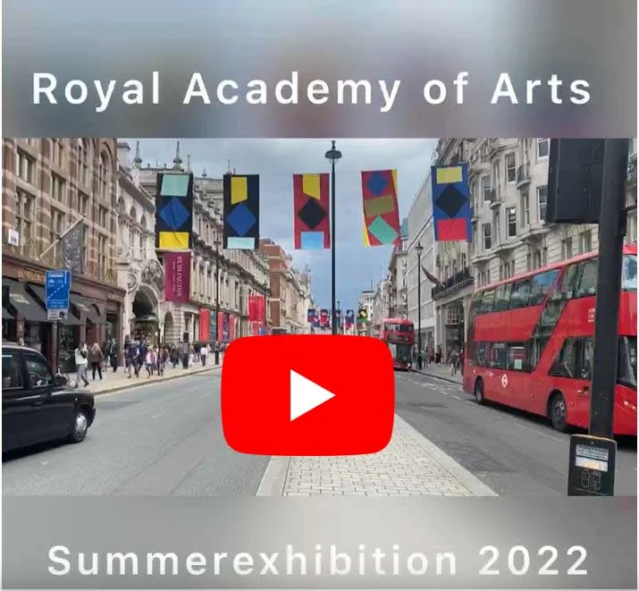 Die Künstlerin Katja Gramann bei der Summer Exhibition 2022 in der Royal Academy of Arts in London neben ihrem ausgestellten informellen Mixed-Media-Gemälde Dystopia