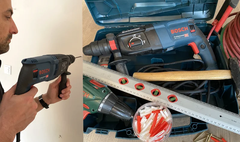 Professioneller Service zum Bilder aufhängen im Raum München: Fachgerechte Montage von abstrakten Gemälden an der Wand.