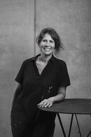 kuenstlerin-katja-gramann Foto der abstrakt malenden zeitgenössischen Künstlerin Katja Gramann mit großem Künstleratelier in Gräfelfing bei München
