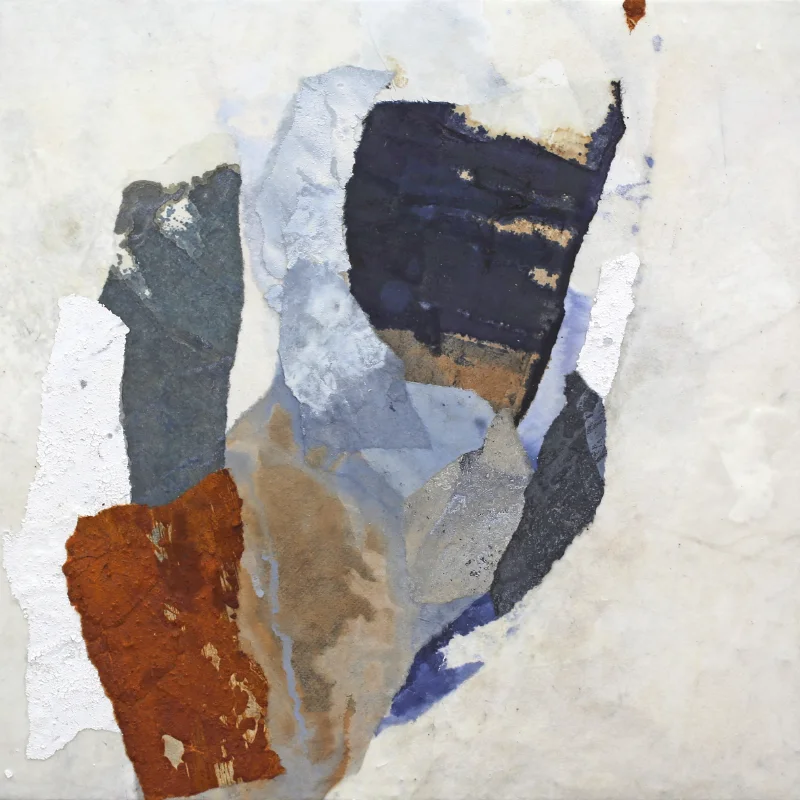 Mixed-Media-Collage mit geschichteten Papieren in Rostrot, Dunkelblau und Grau auf hellem Untergrund, Katja Gramann