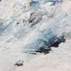 Nahaufnahme der Maloberfläche von Thalassa: reliefartige Struktur aus Asche, Pigmenten und Gesteinsmehl