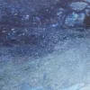 Nahaufnahme der Maloberfläche von Thalassa: reliefartige Struktur aus Asche, Pigmenten und Gesteinsmehl