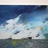 Gemälde "Thalassa" von Katja Gramann im Atelier an die Wand gelehnt, abstrakte Wellenkomposition in Blau, Türkis und Weiß mit Rostakzenten