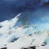 Thalassa, großformatiges Mixed-Media Gemälde von Katja Gramann, 130x230cm, abstrakte Wellen, Gischt, Brandung und Meer in Blau, Türkis und Weiß mit Asche-, Pigment- und Rostspuren