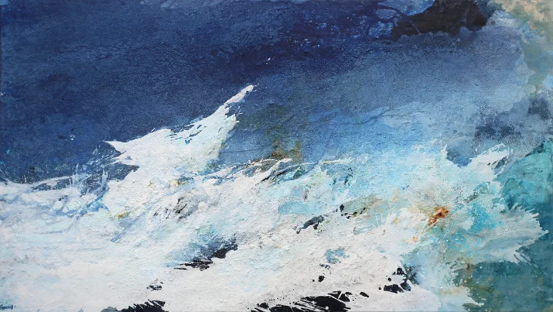 Thalassa, großformatiges Mixed-Media Gemälde von Katja Gramann, 130x230cm, abstrakte Wellen, Gischt, Brandung und Meer in Blau, Türkis und Weiß mit Asche-, Pigment- und Rostspuren