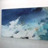 Gemälde "Thalassa" von Katja Gramann an der Wand hängend, Seitenperspektive von rechts, Lichtreflexe auf strukturierter Malfläche