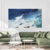Wandinszenierung von "Thalassa" über einem grünen Samtsofa in hellem Wohnzimmer mit Wandvertäfelung