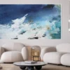 Wandinszenierung von "Thalassa" (Mixed-Media-Gemälde, 130x230cm) in hellem, skandinavisch eingerichtetem Wohnzimmer mit Bouclé-Sesseln und Pendelleuchten