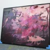 „Füreinander Nr. 4" – Seitenansicht im Atelier Perspektivische Ansicht des gerahmten Acrylgemäldes „Füreinander Nr. 4" in Pink- und Beerentönen im Atelier