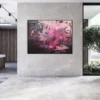 „Füreinander Nr. 4" im Eingangsbereich – moderne Kunst für die Wand kaufen Abstraktes Acrylbild „Füreinander Nr. 4" in Beerentönen an heller Betonwand im Eingangsbereich einer modernen Wohnung