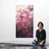 fuereinander-5-150x80x3cm-abstraktes-acrylbild-auf-leinwand-in-beerentoenen-im-atelier-mit-katja-gramann Künstlerin Katja Gramann kniet neben ihrem abstrakten Originalgemälde "Füreinander Nr. 5" im eigenen Atelier