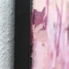 fuereinander-5-150x80x3cm-abstraktes-acrylbild-auf-leinwand-in-beerentoenen-rahmendetail-katja-gramann Nahaufnahme des schwarzen Schattenfugenrahmens am Originalgemälde "Füreinander Nr. 5"