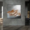 Quadratisches Mixed-Media-Gemälde „Neubeginn Nr. 4" an grauer Betonwand in stilvoller Loft-Lounge mit Bar