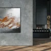 Abstraktes Gemälde „Neubeginn Nr. 4" an grauer Betonwand in elegant eingerichtetem Wohnbereich mit Ledersofa