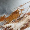 Nahaufnahme der reliefartigen Rost- und Weißstruktur im Gemälde „Neubeginn Nr. 4"