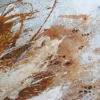 Detailaufnahme kräftiger Rostspuren auf weißem und silbrigem Grund im Gemälde „Neubeginn Nr. 4"