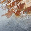 Nahaufnahme der silbergrauen Maloberfläche mit feinen Rostsprenkeln im Gemälde „Neubeginn Nr. 4"