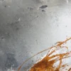 Nahaufnahme der strukturierten, silbergrauen Maloberfläche mit feinem Rostschwung im Gemälde „Neubeginn Nr. 4"