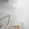 Detailausschnitt aus „Neubeginn Nr. 4" mit hellem, pastosem Farbverlauf und feinem Rostakzent am Bildrand