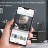 Smartphone zeigt Vorschau des Gemäldes „Neubeginn Nr. 4" an der Wand mit der kostenlosen IAZZU-Augmented-Reality-App