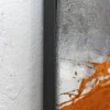 Nahaufnahme der Rahmenkante des schwarzen Metallrahmens am Gemälde „Neubeginn Nr. 4"